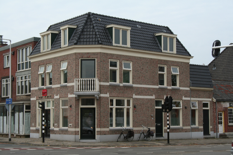 Winkelpand met bovenwoning te Enschede